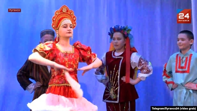 Дівчинка в українському костюмі на сцені фестивалю для дітей з обмеженими можливостями в Луганську