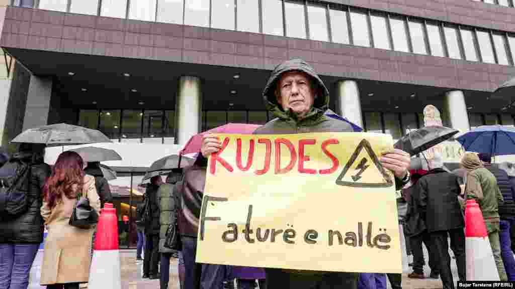 Aktualisht, konsumatorët që shpenzojnë deri në 800 kilovat në orë në muaj paguajnë 9.05 centë për kilovat, ndërsa ata që shpenzojnë mbi këtë prag paguajnë 15.43 centë për kilovat. Ndërkaq tarifat e lira – nga ora 23:00 deri në orën 08:00 – janë 3.88 centë për kilovat për ata që shpenzojnë deri në 800 kilovat. Për ata që shpenzojnë më shumë se kaq, tarifa është 7.28 kilovat.