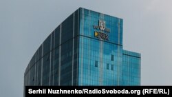 Як пояснили в компанії, частина будинків у столиці не потрапляла під відключення, тому що була заживлена за тими ж лініями, що й місцеві об’єкти критичної інфраструктури