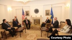 Zëvendësndihmëssekretari amerikan i Shtetit, Stjuart Xhons, gjatë takimit me liderët kosovarë, 26 shkurt 2010.