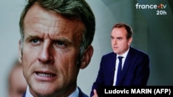 Francuski premijer Sebastijan Lekornu tokom gostovanja na televiziji France 2, dok je iza njega u pozadini slika predsednika Emanuela Makrona, 8. oktobar 2025.