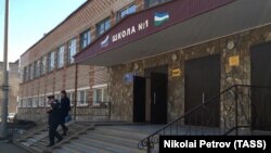 Полицаец пред училиштето во Русија каде бил извршен денешниот напад. 