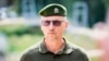 Кіраўнік Дзяржаўнай памежнай аховы Латвіі Гунтыс Пуятс падчас візыту прэзыдэнта Латвіі на латвійска-беларускую мяжу. Піедруя, 17 жніўня 2026 году