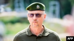 Кіраўнік Дзяржаўнай памежнай аховы Латвіі Гунтыс Пуятс падчас візыту прэзыдэнта Латвіі на латвійска-беларускую мяжу. Піедруя, 17 жніўня 2026 году