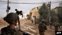 Снимка, публикувана от израелската армия, показва израелски войници от бригадата Гивати, действащи в южната част на Ивицата Газа на фона на продължаващия конфликт с Хамас