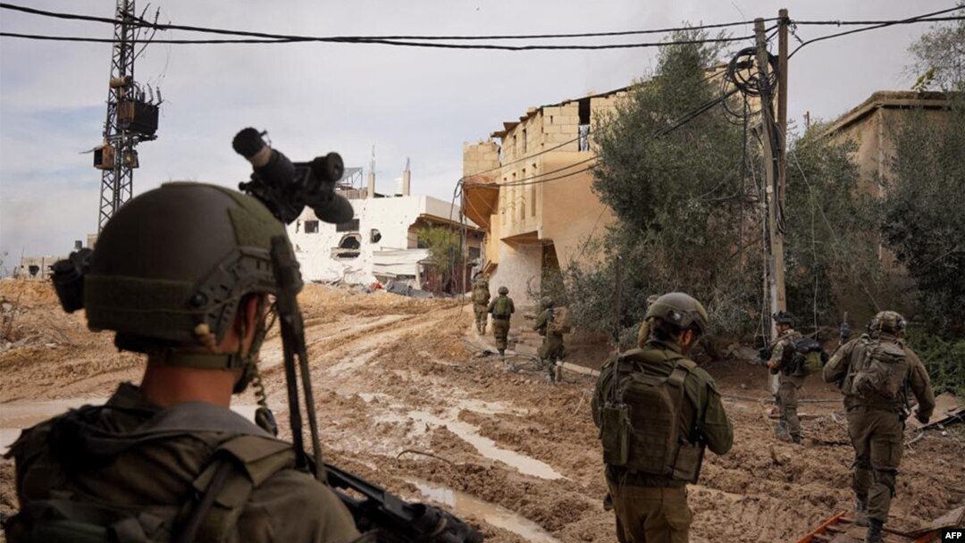 Soldați israelieni din Brigada Givati în Khan Yunis, sudul Fâșiei Gaza. Fotografie difuzată de armata israeliană pe 24 decembrie 2023.