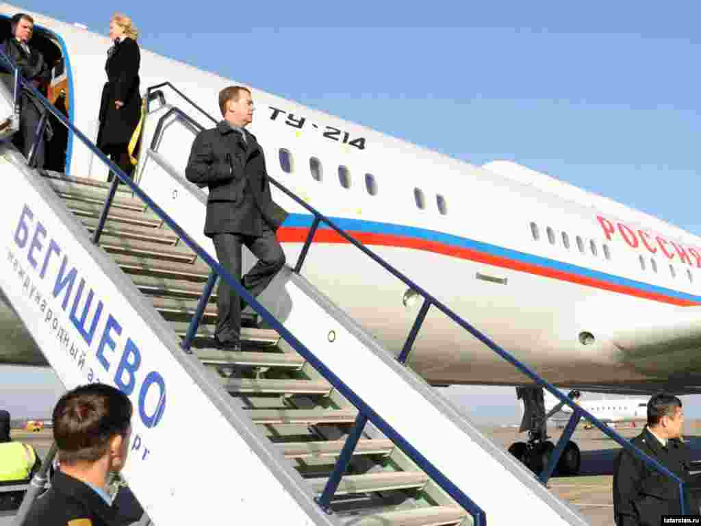Русия президенты Бигеш һава аланына Казанда җыелган Ту-214 очкычына &nbsp; утырып килде.