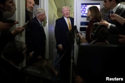 Президент США Дональд Трамп разом із міністром торгівлі Говардом Лутніком та сенатором Ліндсі Гремом (республіканець від Південної Кароліни) спілкується з журналістами на борту літака Air Force One, США, 4 січня 2026 року