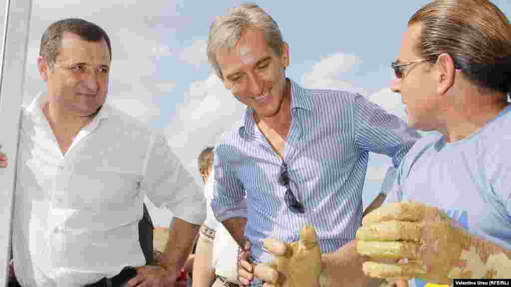 Fostul premier Flad Filat, premierul Iurie Leancă, olarul Vasile Goncear.