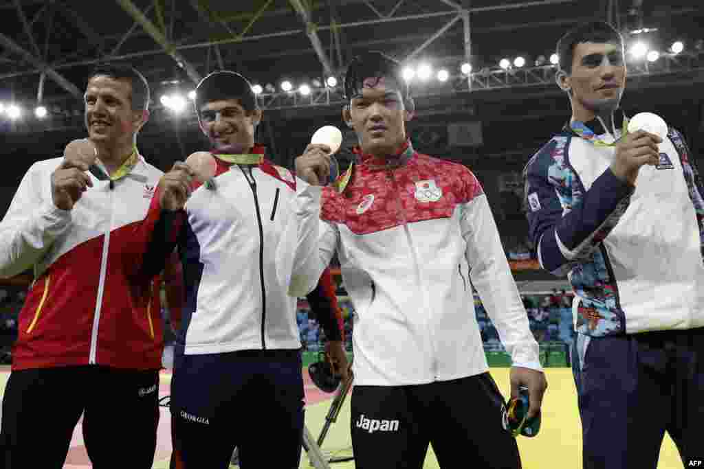 73 კგ-მდე წონითი კატეგორიის ძიუდოისტთა ოლიმპიური ტურნირის პრიზიორები (მარცხნიდან): ბრინჯაოს მედალოსნები დირკ ვან ტიხელტი (ბელგია) და ლაშა შავდათუაშვილი (საქართველო), ოქროს მედლის მფლობელი შოჰეი ონო (იაპონია) და ვერცხლია პრიზიორი რუსტამ ორუჯოვი (აზერბაიჯანი).