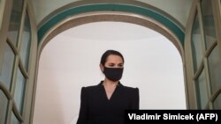 Svetlana Țihanovskaia părăsind Palatul Prezidențial din Bratislava, 8 octombrie 2020