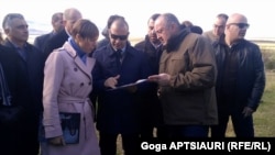 კერსტი კალიულაიდი ეცნობა საოკუპაციო ხაზთან არსებულ ვითარებას. სოფელი ხურვალეთი, 2017 წლის 2 ნოემბერი