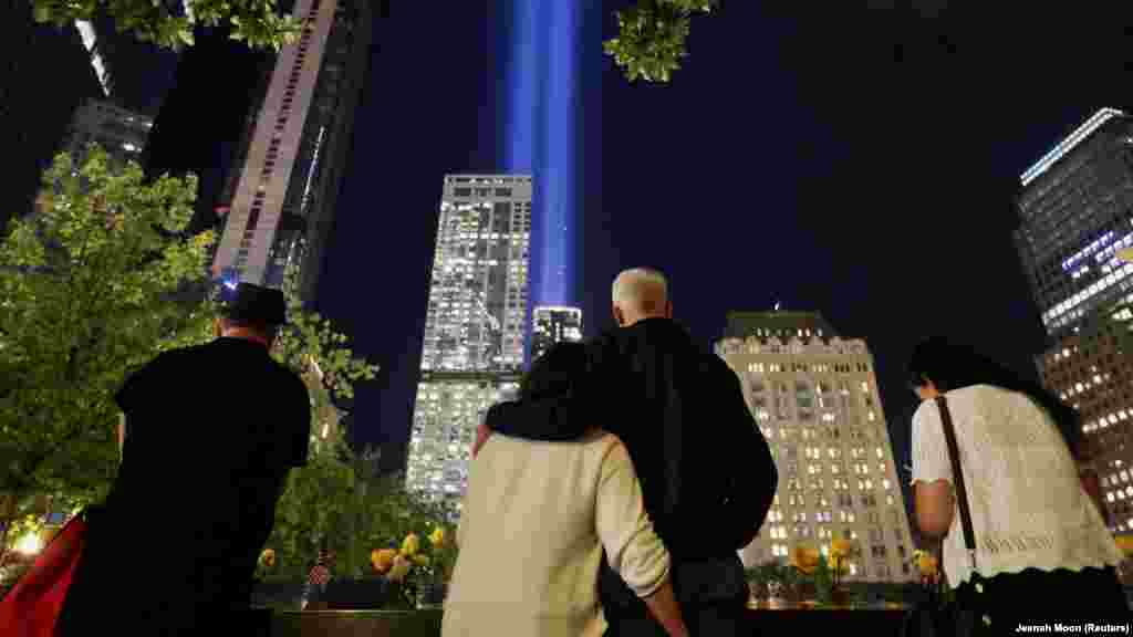 Emberek gyülekeznek a tragédia 22. évfordulóján, 2023. szeptember 11-én a 9/11 helyszínén.&nbsp;New York City minden évben fényshow-val tiszteleg az áldozatok előtt: két kék fénysugarat vetítenek az égre, amelyek az ikertornyokat ábrázolják