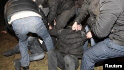 Բելառուս - Ոստիկանությունը ցրում է ընդդիմության ցույցը Մինսկի կենտրոնում, դեկտեմբեր, 2011թ.