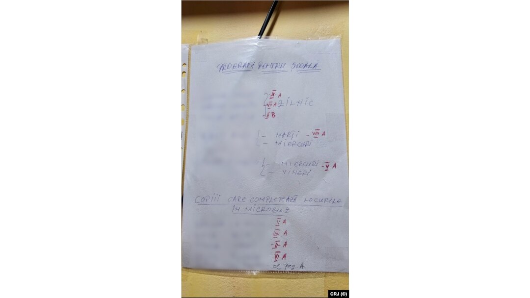 Lista cu programarea copiilor la microbuzul care îi duce la școală.