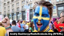 шведський вболівальник на Хрещатику в Києві
