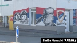 Mural je oslikan na zgradi u kojoj se nalazi narodna kuhinja u jednom banjalučkom naselju, a banjalučki gradonačelnik ga odbija ukloniti, 18. august 2025.