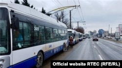 Coloane de troleibuze pe o stradă din Chișinău, în urma deconectării curentului electric, ora 11:33, 31 ianuarie 2026