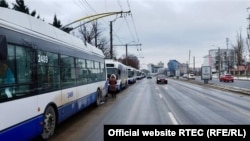 Coloane de troleibuze pe o stradă din Chișinău, în urma deconectării curentului electric, pe 31 ianuarie 2026.