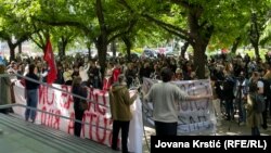 "Sve vreme vrše pritisak na njih kako bi iznudili priznanje zato što su svesni da dokaza nema i da će postupak pasti", poručeno je sa protesta ispred Višeg suda u Novom Sadu