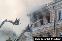 Пожарные тушат огонь в здании Национальной академии наук Украины в центре Киева после попадания российского дрона, 28 сентября 2026 года