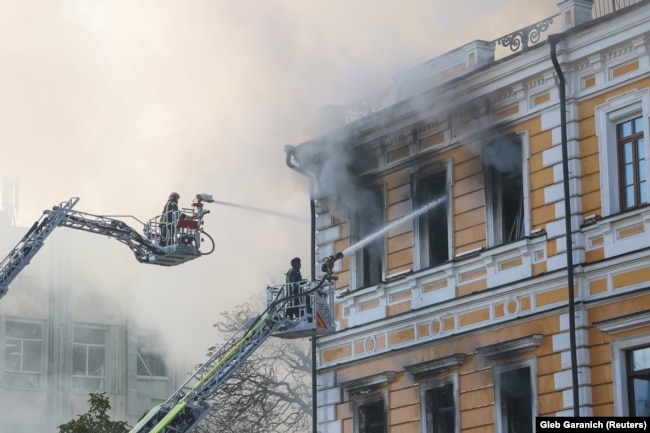 Пожежники гасять вогонь у пошкодженій ударом російського безпілотника історичній будівлі НАНУ в центрі Києва