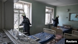 Спасатели в роддоме Запорожья, поврежденном российским ударом, 1 февраля 2026 года