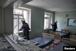 Echipele de salvare intervin la maternitatea lovită de un atac cu drone rusești în Zaporijia, Ucraina, pe 1 februarie 2026.