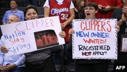 Болельщики на матче "Лос-Анджелес Клипперс" держат плакаты с требованием к Дональду Стерлингу продать команду