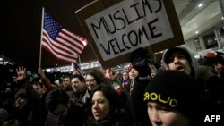 Donald Trampyň immigrasion gadagançylygy baradaky kararyna garşy protest aksiýasy, Çikago, 28-nji ýanwar, 2017. 