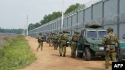 Польскія памежнікі ля польска-беларускай мяжы ў Крынках. Жнівень 2025 году