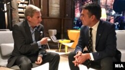 Еврокомесарот Јоханес Хан и шефот на македонската дипломатија Никола Димитров