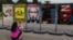 Плакаты с изображением президента России Владимира Путина на выставке «День Победы» в Национальном музее истории Украины во Второй мировой войне. Киев, 9 августа 2022 г.