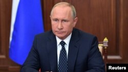 Ресей президенті Владимир Путин тікелей эфирде отыр. 29 тамыз 2018 жыл.