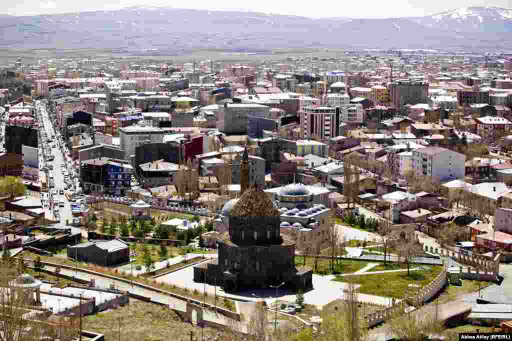 Qars Türkiyənin şərqində dəniz səviyyəsindən ən hündür əyalətidir. Uzun illər Çar Rusiyası tərkibində olması ilə yanaşı tarixin ən dəhşətli hərbi faicələrindən biri "Sarıqamış faicəsi"-nin də yaşandığı yerdir.