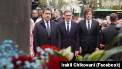 Шалва Папуашвили, Михаил Кавелашвили и Ираклий Кобахидзе у мемориала 9 апреля