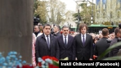 Спикер парламента Шалва Папуашвили, президент Михаил Кавелашвили и премьер-министр Ираклий Кобахидзе у мемориала жертвам 9 апреля, Тбилиси, 2026 г.
