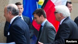 France's Foreign Minister Laurent Fabius (left), Ukraine's Foreign Minister Pavlo Klimkin, and Germany's Foreign Minister Frank-Walter Steinmeier arrive for a meeting to discuss the Ukrainian crisis in Berlin on July 2, 2014. 