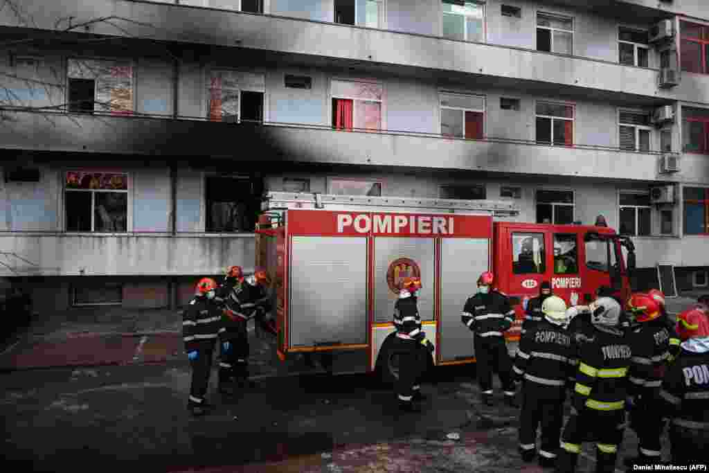 РОМАНИЈА - Најмалку четири лица загинаа денес, а неколку лица беа повредени во пожар во пустинска болница во Букурешт, соопштија романските власти. Пожарот избувна рано изутрината на приземјето на една болница во која имало околу 120 луѓе. Официјални лица соопштија дека биле починале пациенти кои биле на лекување на ковид-19.