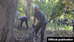 Дүйнөлүк тазалык күнүнө карата өткөрүлгөн ишембилик. Бишкек шаары. 21-сентябрь, 2010-жыл.