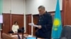 Судья Дінмухамед Адайбаев азаптау бойынша айыпталған экс-полицейлерге үкім оқып жатыр. Алматы облысы, 17 қаңтар 2025 жыл.
