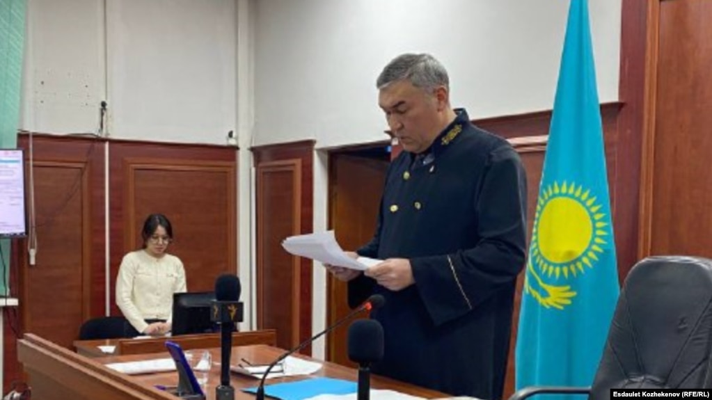 Судья Динмухамед Адайбаев оглашает приговор экс-полицейским, по делу о пытках в дни Кантара. Алматинская область, 17 января 2025 года