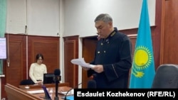 Судья Дінмухамед Адайбаев азаптау бойынша айыпталған экс-полицейлерге үкім оқып жатыр. Алматы облысы, 17 қаңтар 2025 жыл.