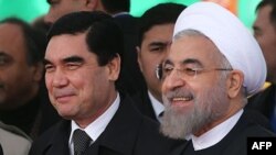 Türkmen prezidenti G.Berdimuhamedow eýranly kärdeşi Hassan Rohani bilen Ak ýaýla dermir ýol satansiýasynda, 3-nji dekabr, 2014 ý. 