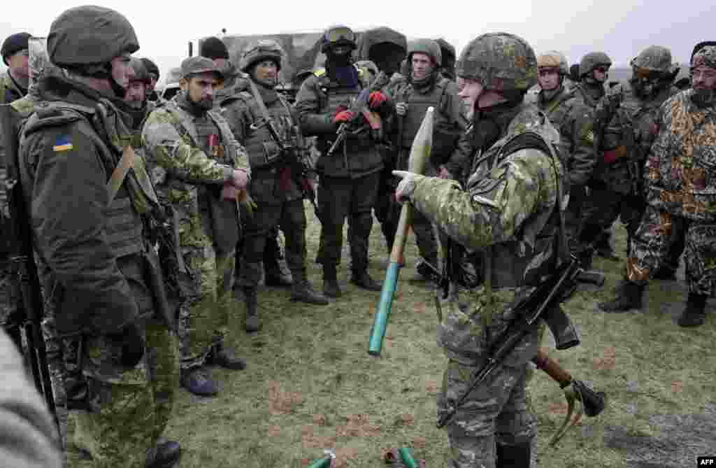 Бійці добровольчого батальйону &laquo;Донбас&raquo; під час військового тренінгу неподалік Маріуполя, 1 квітня 2015 року