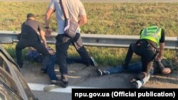 უკრაინის ნაციონალური პოლიციის ოფიციალური საიტის ცნობით, ეჭვმიტანილები კიევ-ბორისპოლის ტრასაზე 19 აგვისტოს დააკავეს.