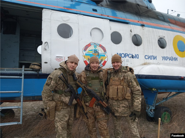 Максим Полупанов із морпіхами. Ліворуч від нього – Андрій Петров, який перебуває у російському полоні. З особистого архіву Полупанова