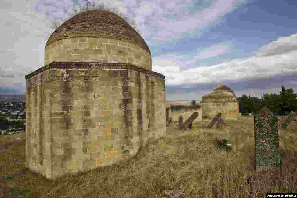 Şamaxı şəhəri. XVII əsrə aid "Yeddi günbəz" türbələr kompleksi. Vaxtı ilə yeddi olan bu günbəzlər bu gün beşdir. Sabah isə bilinmir neçəsi daha uçacaq. Ümidsizcə bərpa olunmaqlarını gözləyirlər.