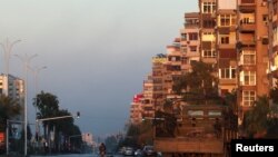 სირიის დედაქალაქი დამასკი, 8 დეკემბერი, 2024.
ისლამისტი მეამბოხეების მიერ ქალაქის დაკავებისა და პრეზიდენტ ასადის გადადგომის შემდეგ, ისრაელმა ქალაქს სამჯერ დაარტყა - სამიზნე კვლევითი ცენტრი და უსაფრთხოების კომპლექსი იყო.