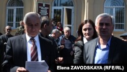 После оглашения спикером текста постановления та часть митингующих, которые считают паспортизацию незаконной, разошлась с надеждой на то, что процесс, наконец-то, вернется в законное русло. Своих же сторонников президент Анкваб пригласил в зал заседаний на встречу. Фото автора